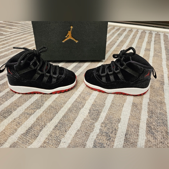 Air Jordan 11 Retro "Bred Velvet" - Size 7C - Picture 5 of 13